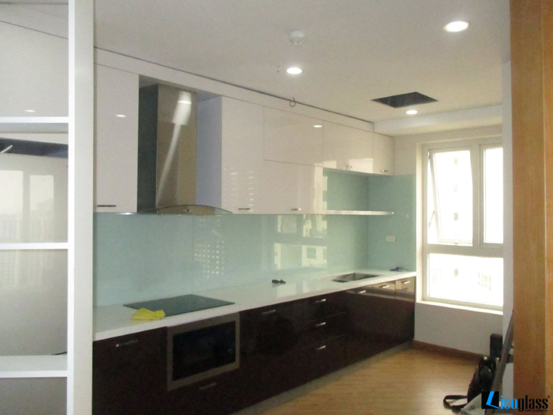 Tại sao nhiều người chọn kính màu trang trí bếp